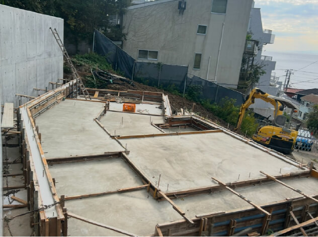 高台にある土地での基礎工事コンクリートが流し込まれている