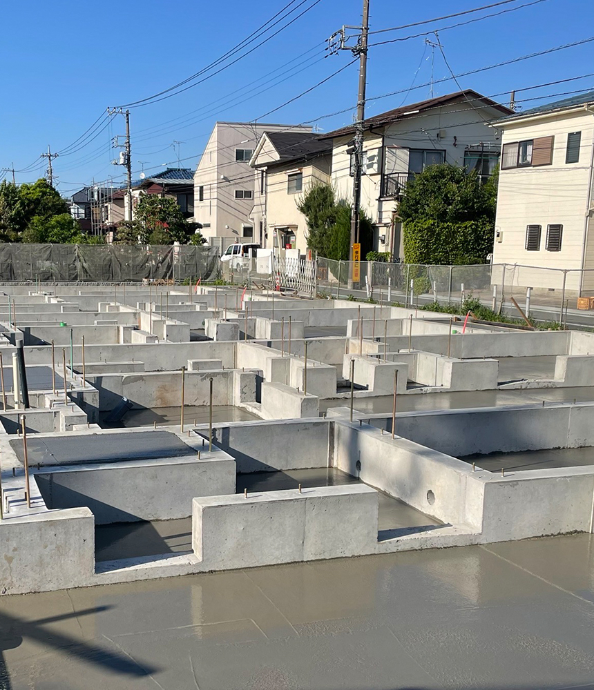 晴天の中、コンクリートが流し込まれて基礎が完成