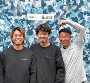3人の男性が笑顔で並んでいる